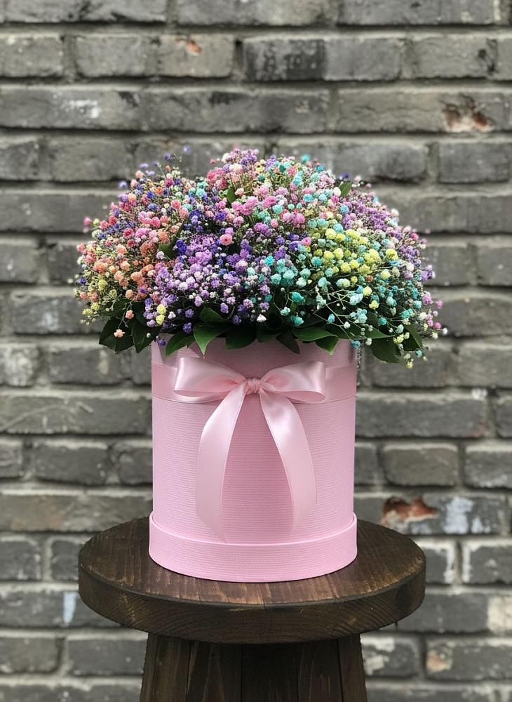 Композиция Яркие эмоции в Тацинской Цветочная композиция из Гипсофила и Розы в шляпной коробке в Тацинской