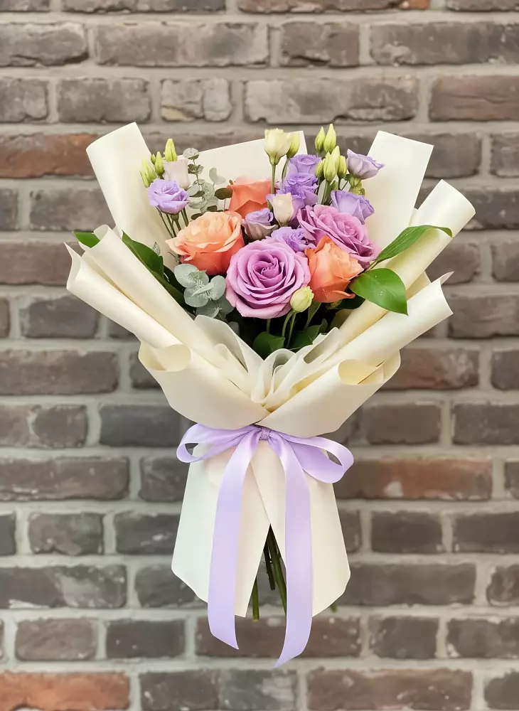 Букет цветов из: Лизиантусы и Розы в Тацинской