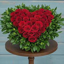 Композиция Сердце в любви в Тацинской Цветочная композиция из Розы в виде сердца в Тацинской