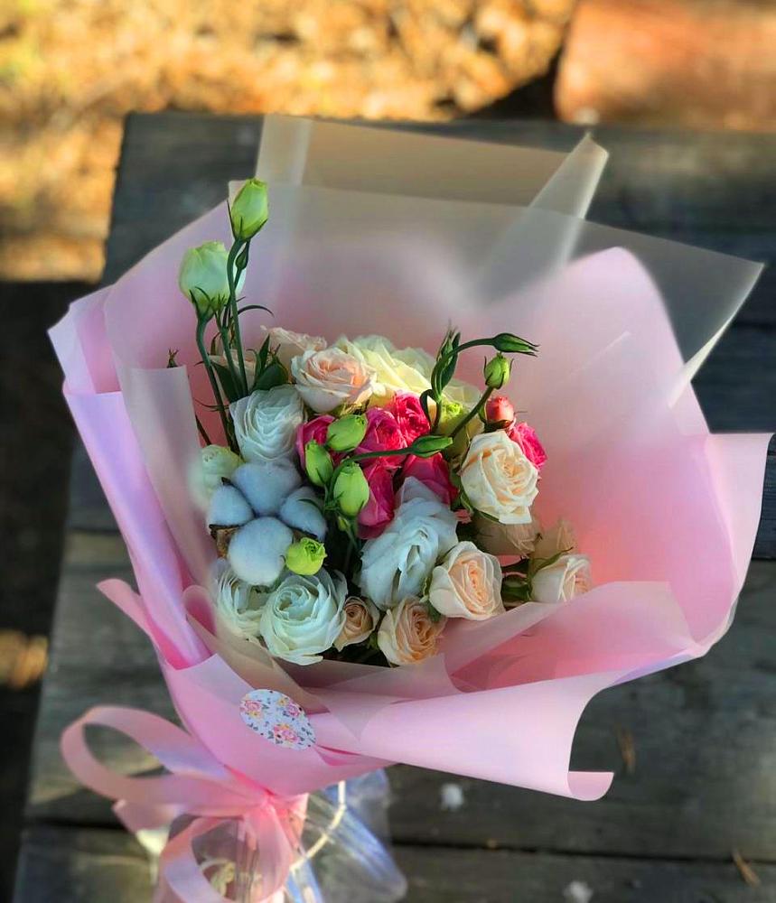 Букет цветочный коктейль в Тацинской Букет цветов из: Розы и Лизиантусы в Тацинской