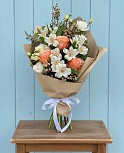 Букет яркий комплимент в Тацинской Букет цветов из:  Альстромерии, Лизиантусы, Розы и Хризантемы в Тацинской