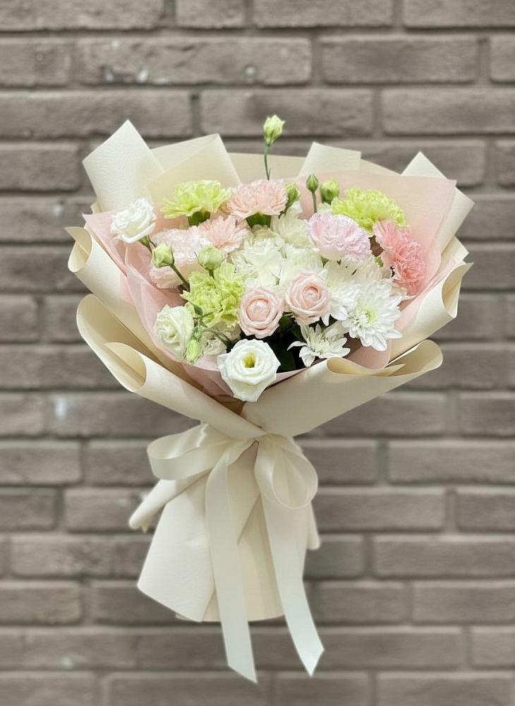 Букет Трепет мечты в Тацинской Букет цветов из: Гвоздики, Розы, Лизиантусы и Хризантемы в Тацинской