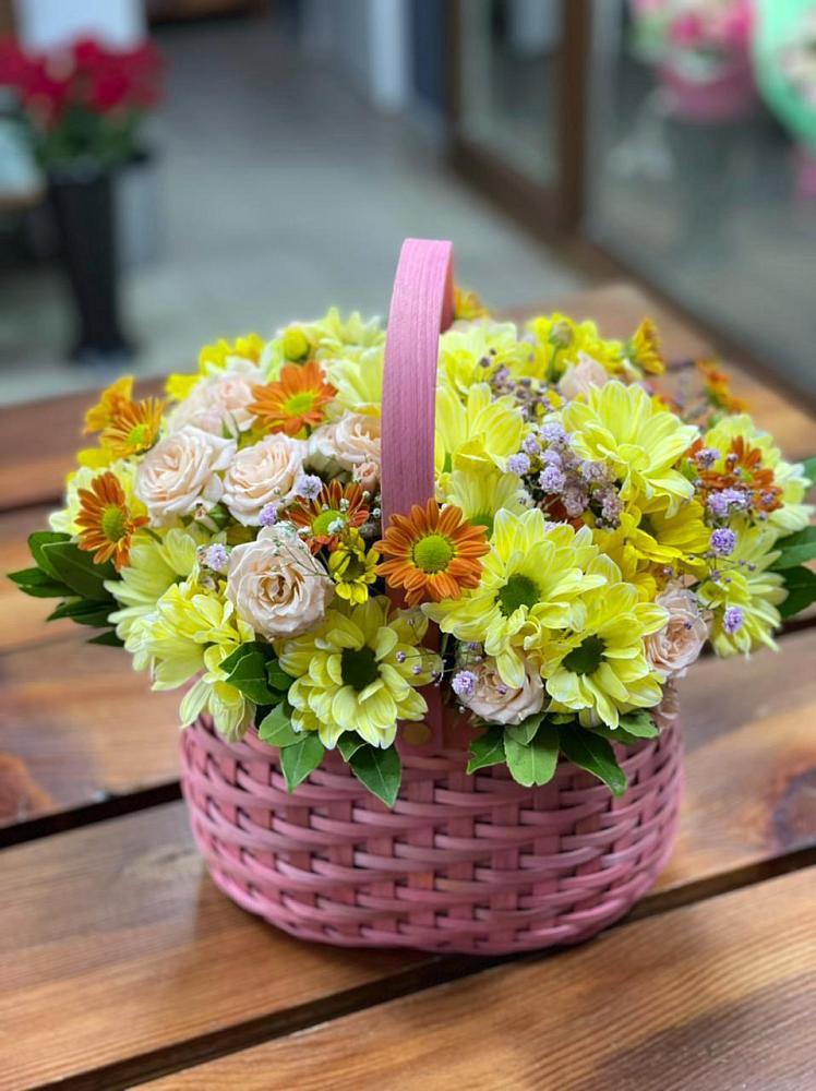 Цветочная композиция из Хризантемы и Розы в корзине в Тацинской