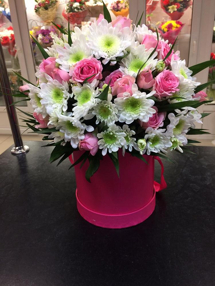 Композиция грация в Тацинской Цветочная композиция из Розы и Хризантемы в шляпной коробке в Тацинской