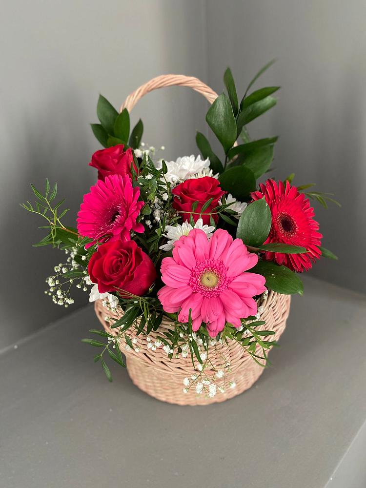 Композиция радостное событие в Тацинской Цветочная композиция из Розы, Хризантемы и Герберы в корзине в Тацинской