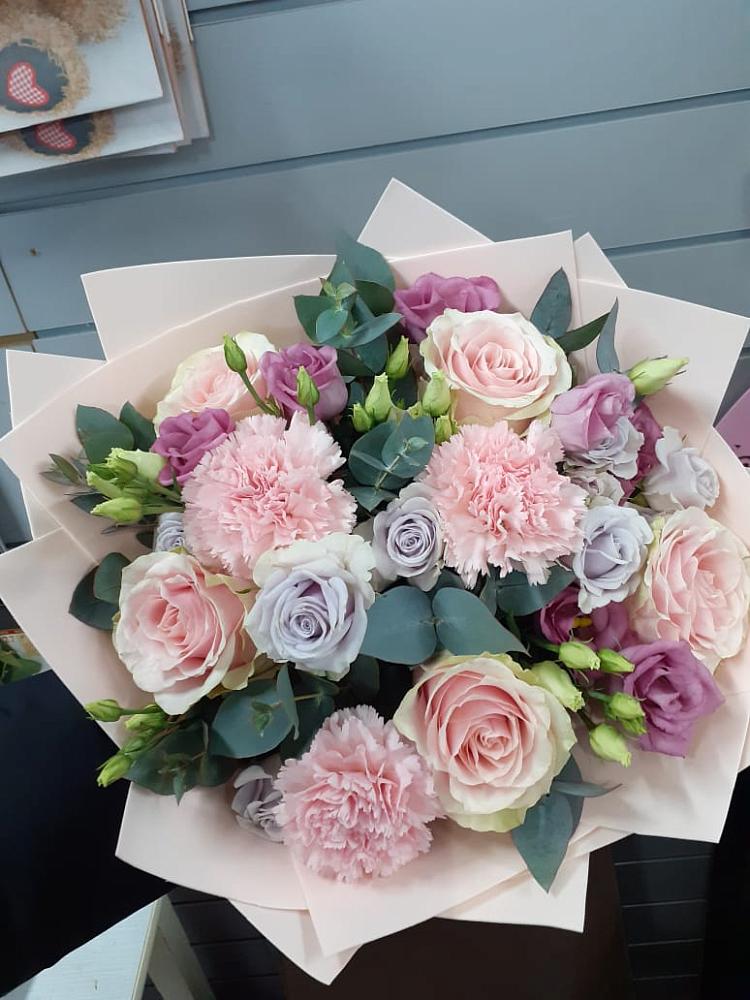 Букет цветов из: Розы, Гвоздики и Лизиантусы в Тацинской